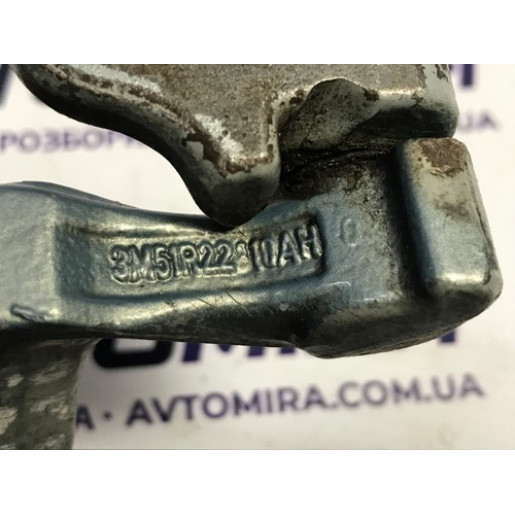 Завіс двері передньої правої верхній Ford Focus 2 HB 2005-2010 3M51R22800AH